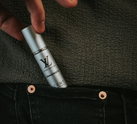 Perfume elegante de la marca famosa dentro de un bolsillo negro, listo para usar. Decant.